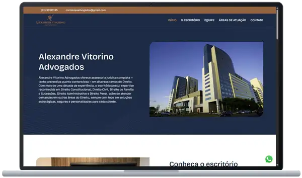 Site Alexandre Vitorino Advogados aberto em um notebook