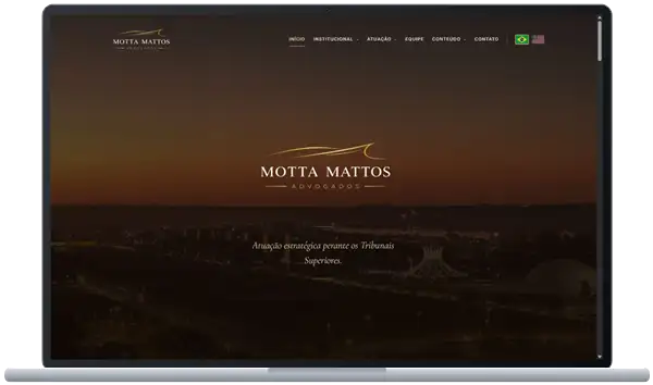 Site Motta Mattos Advogados aberto em um notebook