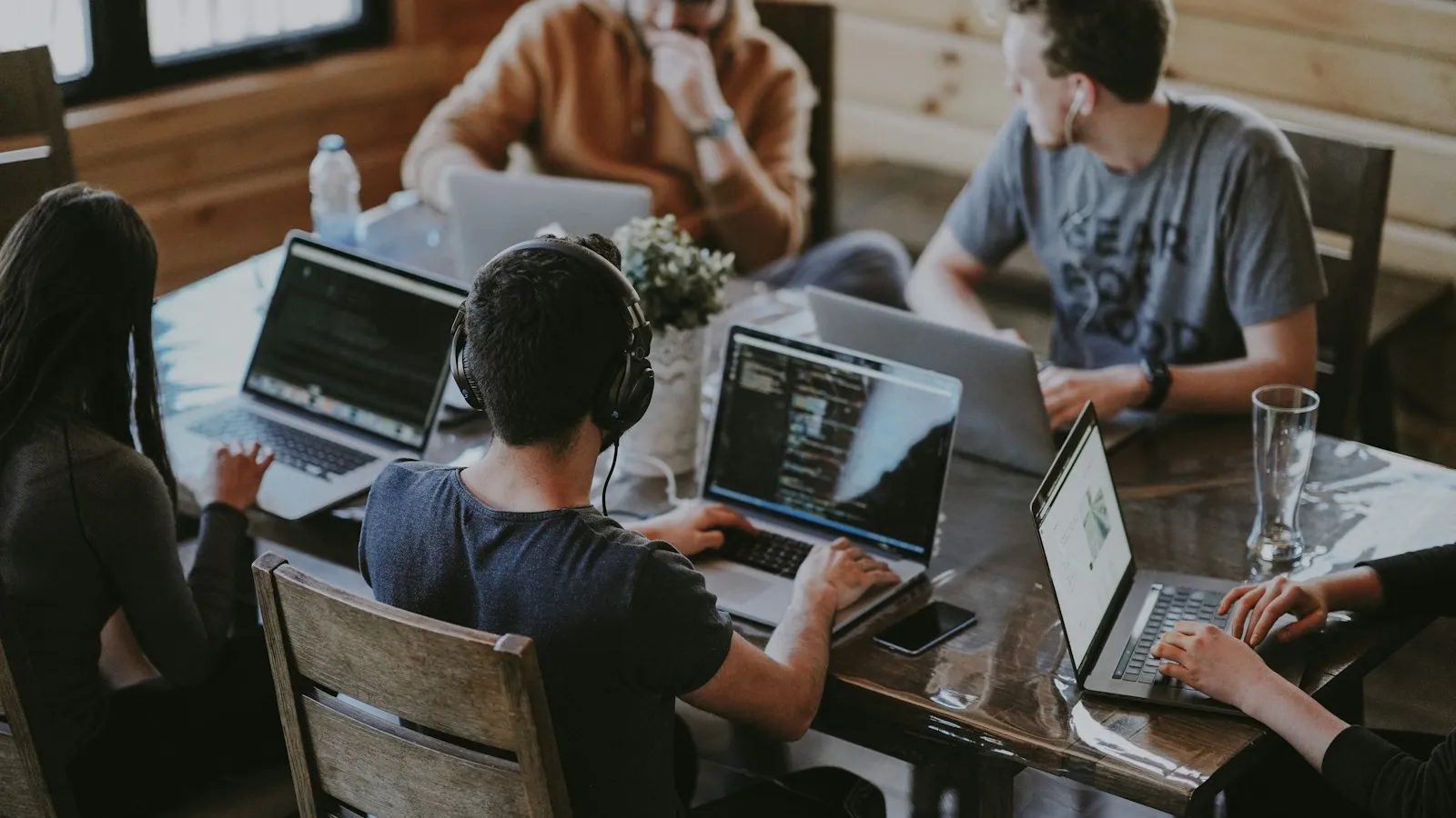 Equipe de desenvolvimento trabalhando em notebooks, criação de sites profissionais para empresas de Belém