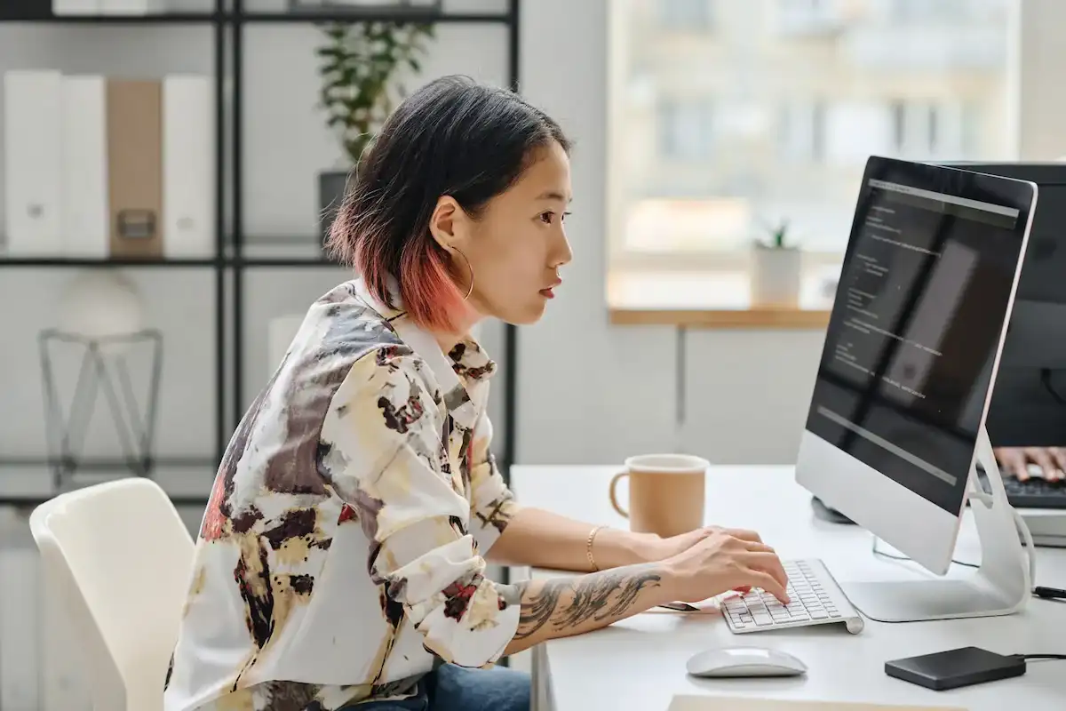 Equipe da Web Pixel desenvolvendo um site para empresa de Brasília