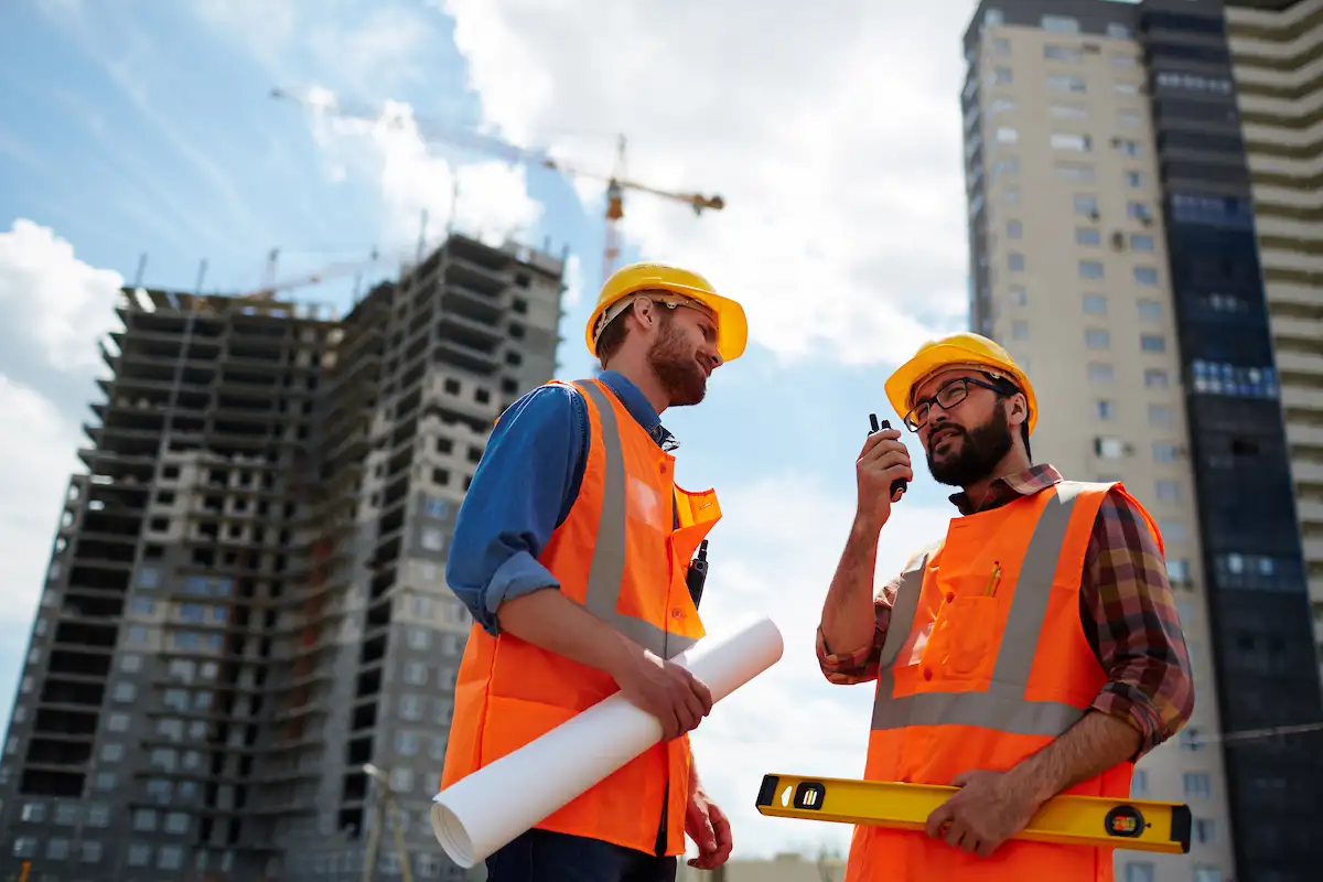 Profissionais de construção civil analisando projeto de obra em Brasília