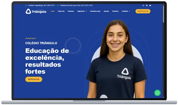Site Colégio Triângulo aberto em um notebook