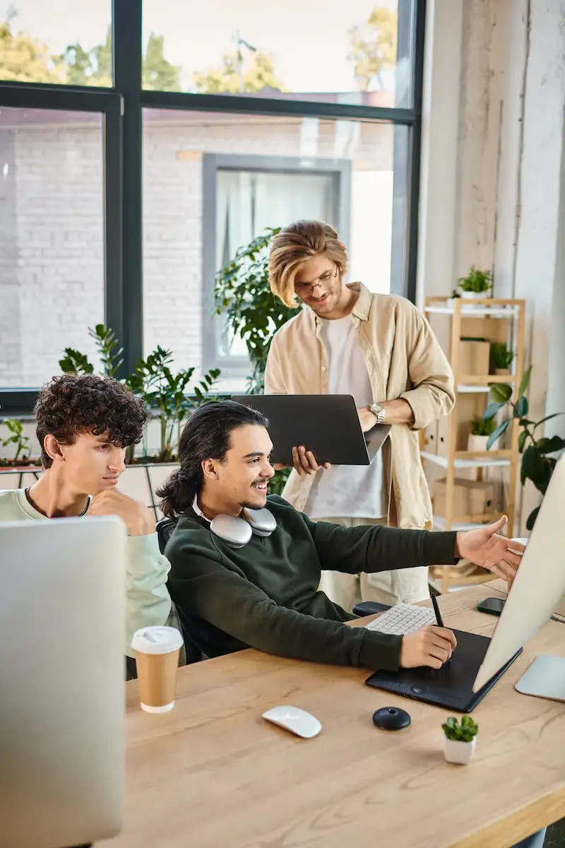 Web designer em Brasília revisando o layout de um site com a equipe